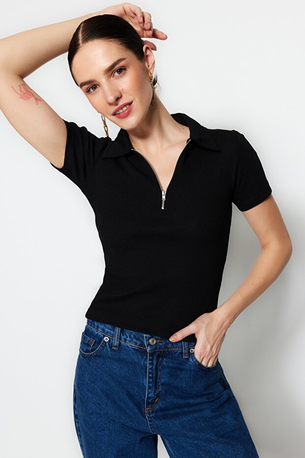 Siyah Fermuar Detaylı Fitted/Vücuda Oturan Polo Yaka Fitilli Esnek Örme Bluz TWOSS23BZ00496 - 1