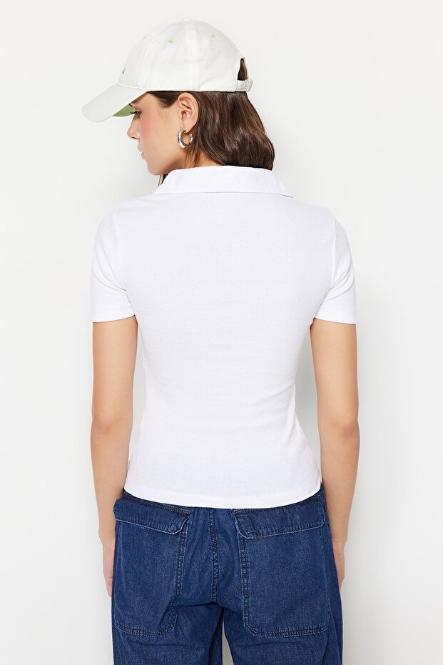 Beyaz Fermuar Detaylı Fitted/Vücuda Oturan Polo Yaka Fitilli Esnek Örme Bluz TWOSS23BZ00496 - 5