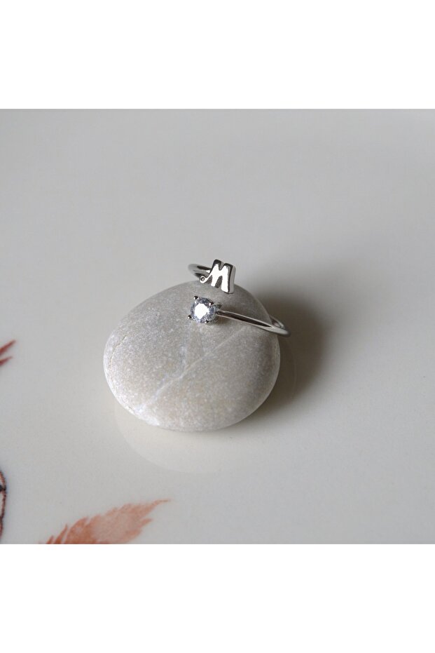 خاتم مفصل قابل للتعديل بحرف M لون فضي - 2