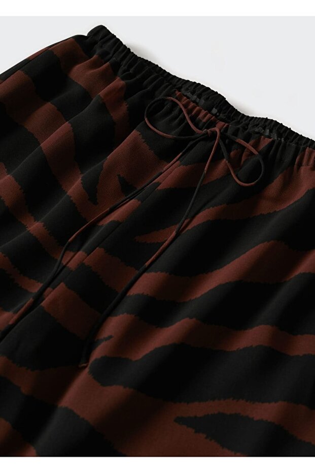 Gerade geschnittene Hose mit Tiermuster - 6