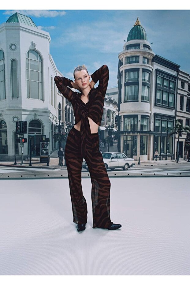 Gerade geschnittene Hose mit Tiermuster - 8