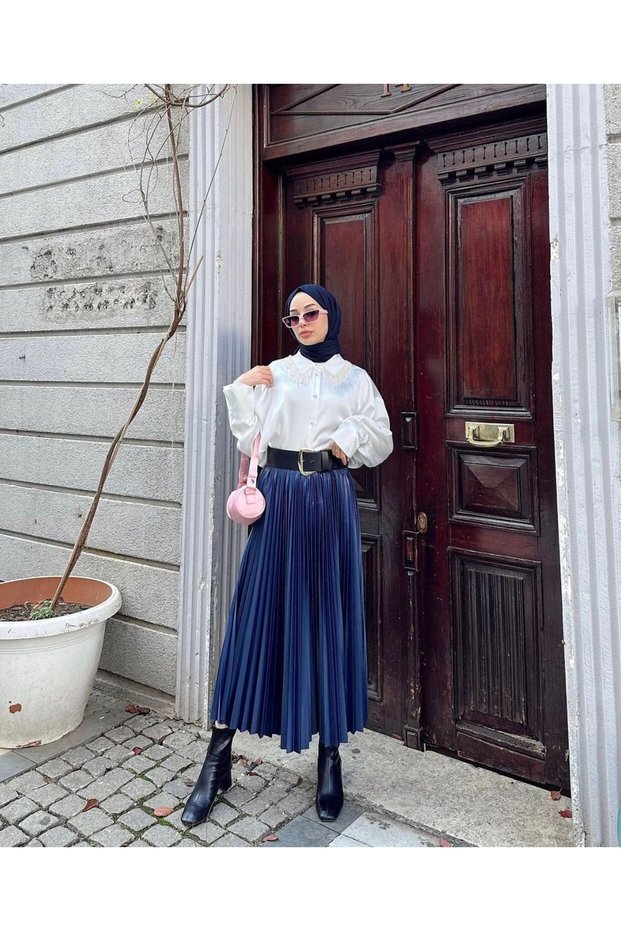 تنورة نسائية رفيعة بطيات