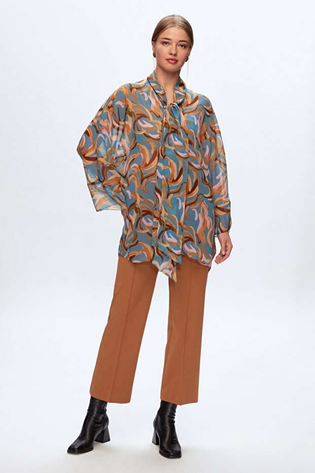Gemusterte Bluse mit Bindeschal - 4
