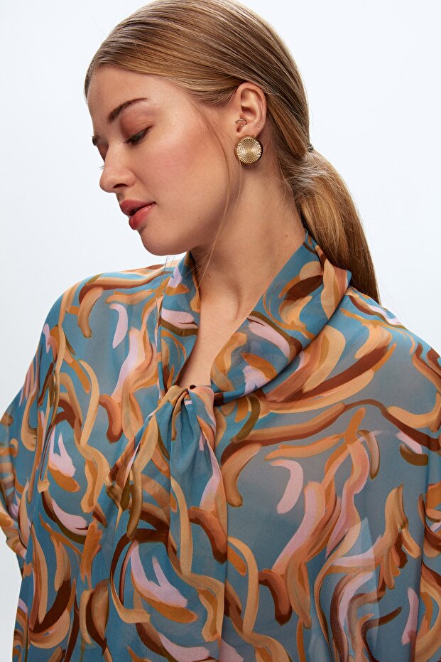 Gemusterte Bluse mit Bindeschal - 2