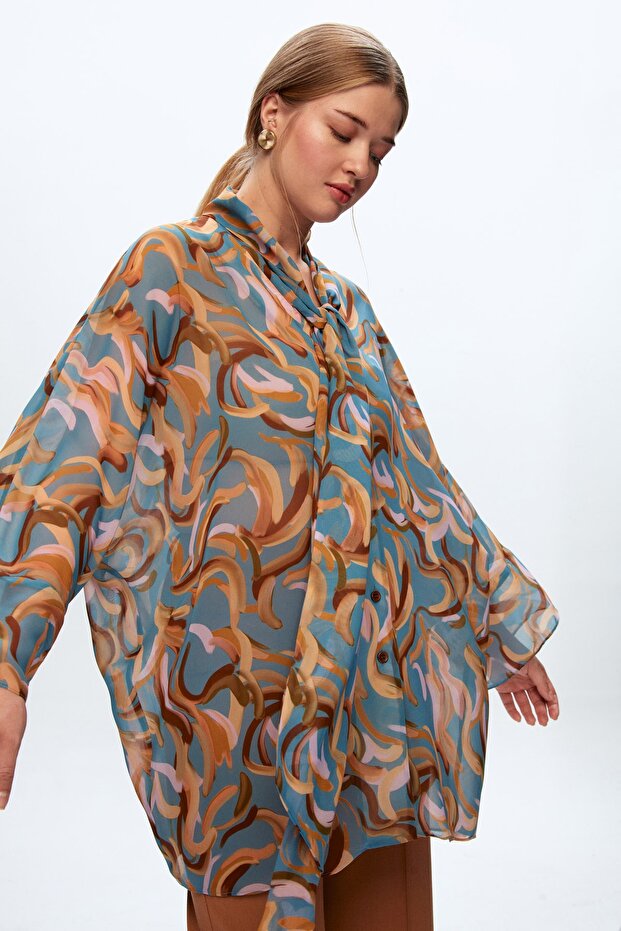 Gemusterte Bluse mit Bindeschal - 3