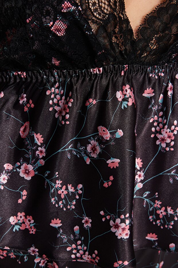 Siyah Çiçekli Dantelli İp Askılı Saten Şortlu Dokuma Pijama Takımı THMSS23PT00105 - 6