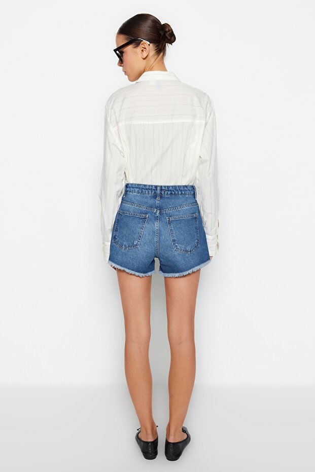 Koyu Mavi Paçası Yırtıklı Yüksek Bel Mini Denim Şort TWOSS23SR00220 - 9
