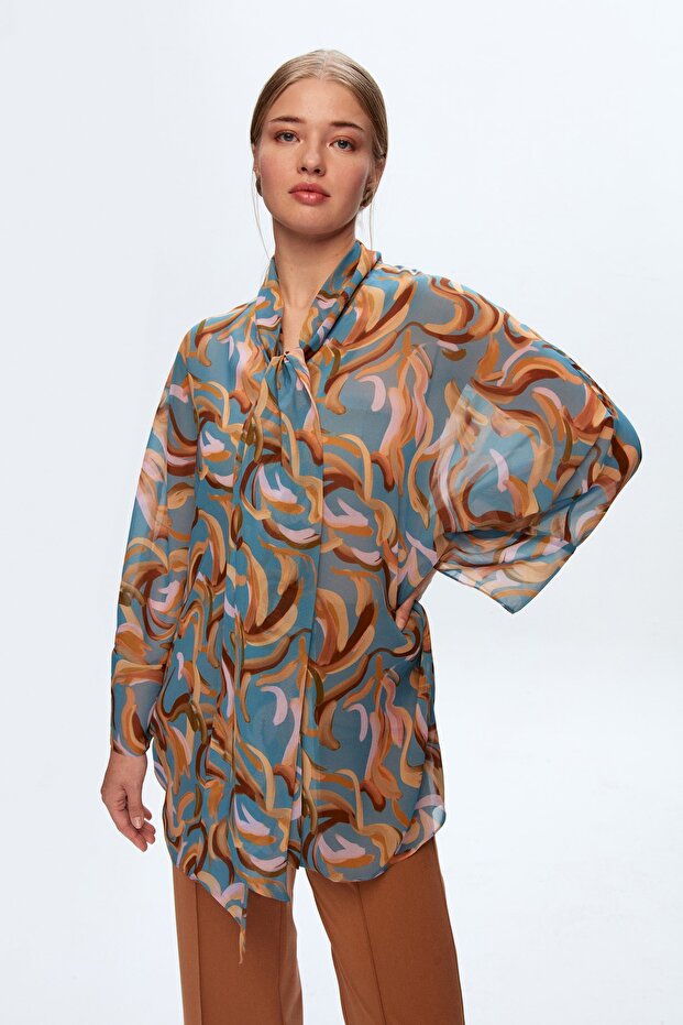 Gemusterte Bluse mit Bindeschal - 1