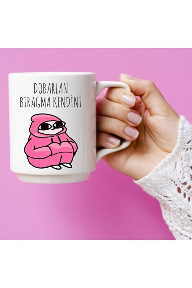 كوب مطبوع عليه "لا تتخلى عن نفسك".