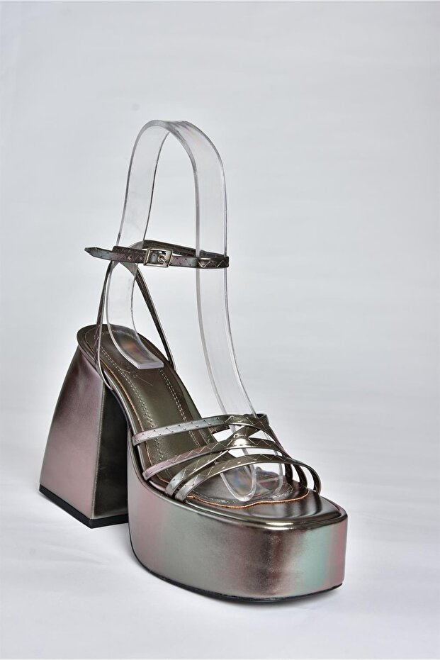 P931642659 Damskie buty na wysokim obcasie na platformie w kolorze platynowo-metalicznym - 5