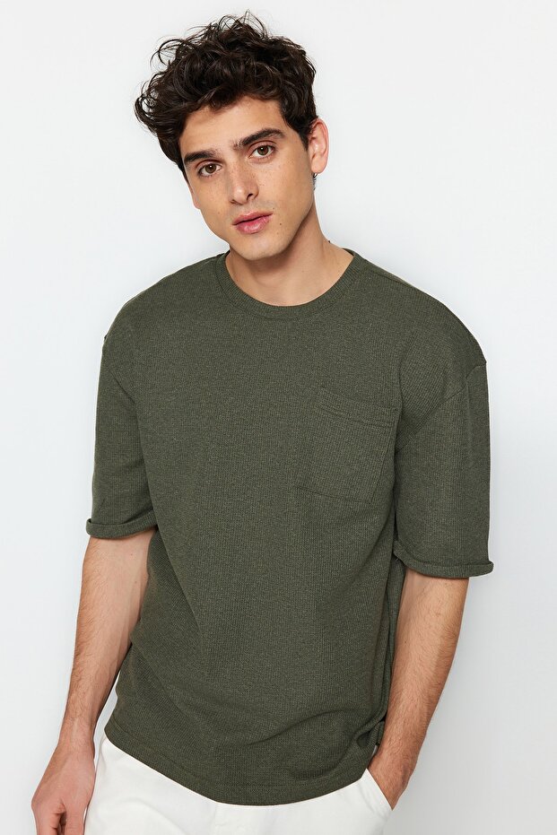 Haki Oversize/Geniş Kesim Bisiklet Yaka Kısa Kol Cepli Etiket Detaylı T-Shirt TMNSS23TS00077 - 4