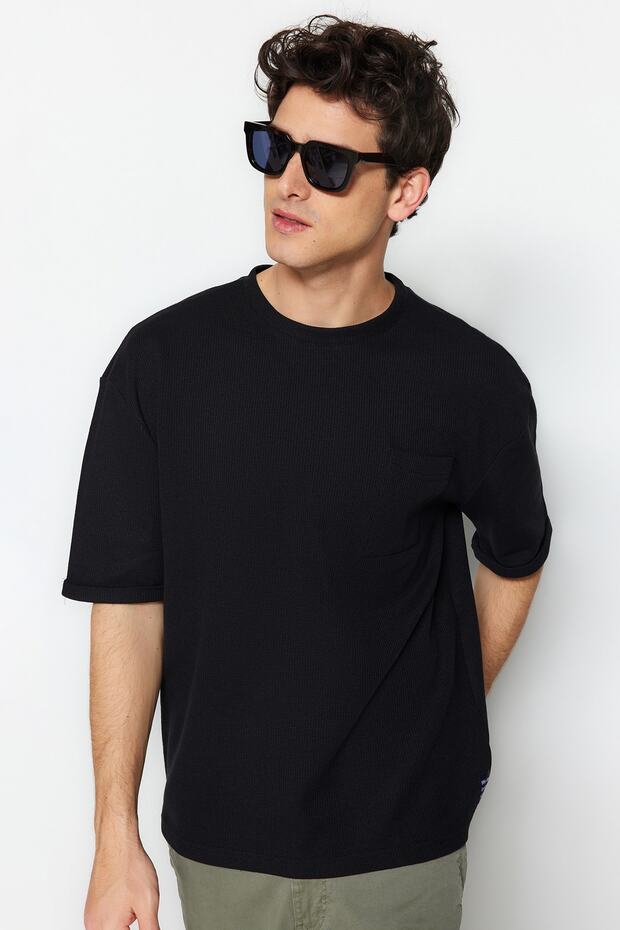 Siyah Oversize/Geniş Kesim Kısa Kol Cepli Etiket Detaylı T-Shirt TMNSS23TS00077 - 3