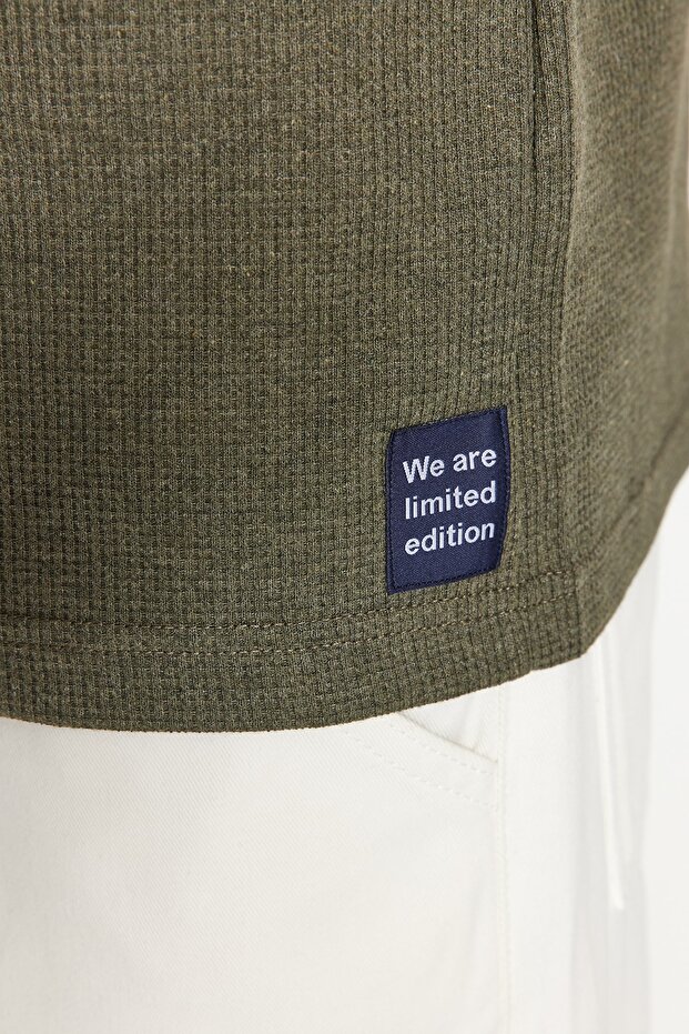 Haki Oversize/Geniş Kesim Bisiklet Yaka Kısa Kol Cepli Etiket Detaylı T-Shirt TMNSS23TS00077 - 7