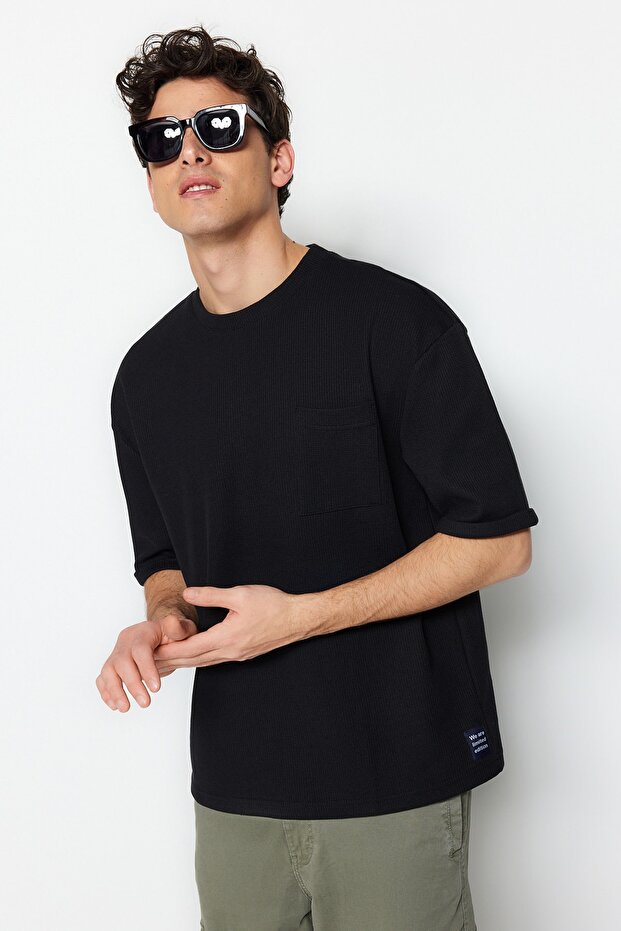 Siyah Oversize/Geniş Kesim Kısa Kol Cepli Etiket Detaylı T-Shirt TMNSS23TS00077 - 1