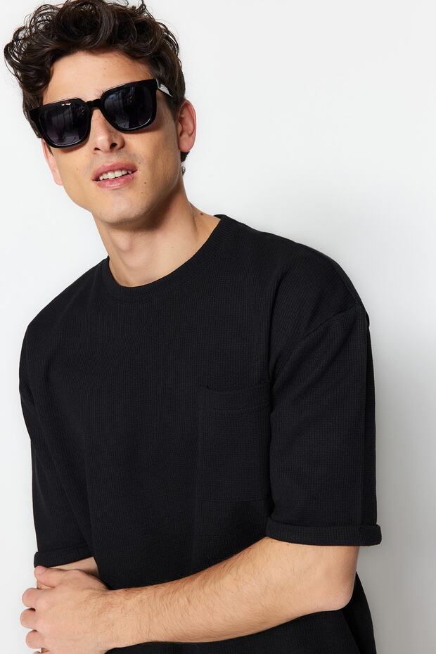Siyah Oversize/Geniş Kesim Kısa Kol Cepli Etiket Detaylı T-Shirt TMNSS23TS00077 - 4