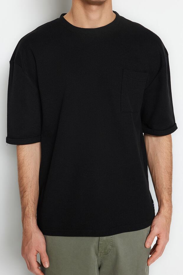 Siyah Oversize/Geniş Kesim Kısa Kol Cepli Etiket Detaylı T-Shirt TMNSS23TS00077 - 5
