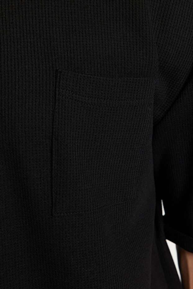 Siyah Oversize/Geniş Kesim Kısa Kol Cepli Etiket Detaylı T-Shirt TMNSS23TS00077 - 6