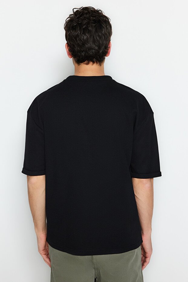 Siyah Oversize/Geniş Kesim Kısa Kol Cepli Etiket Detaylı T-Shirt TMNSS23TS00077 - 2