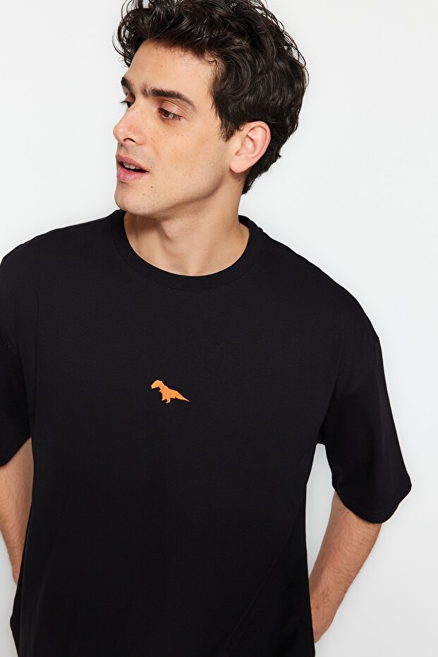 Siyah Oversize/Geniş Kesim Bisiklet Yaka Kısa Kol Dinozor İşlemeli T-Shirt TMNSS23TS00243 - 1
