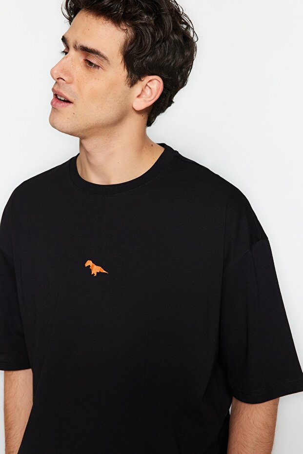 Siyah Oversize/Geniş Kesim Bisiklet Yaka Kısa Kol Dinozor İşlemeli T-Shirt TMNSS23TS00243 - 3