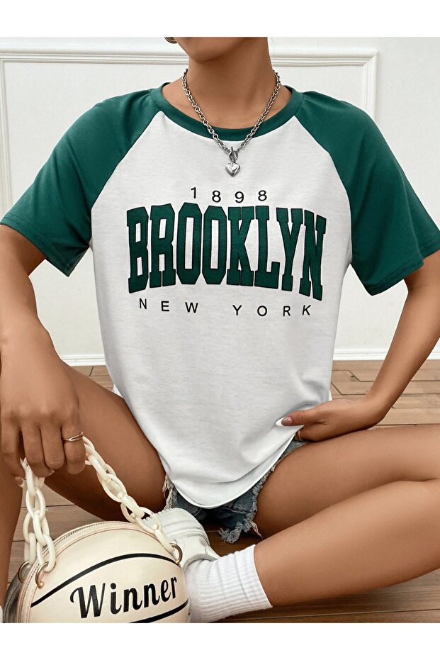 تي شيرت 1898 Brooklyn Ny أبيض مقاس كبير بأكمام مطبوعة من Nefti