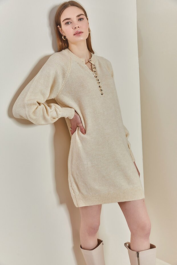 Gestreiftes, geknöpftes Damenkleid aus weichem Strick - 1