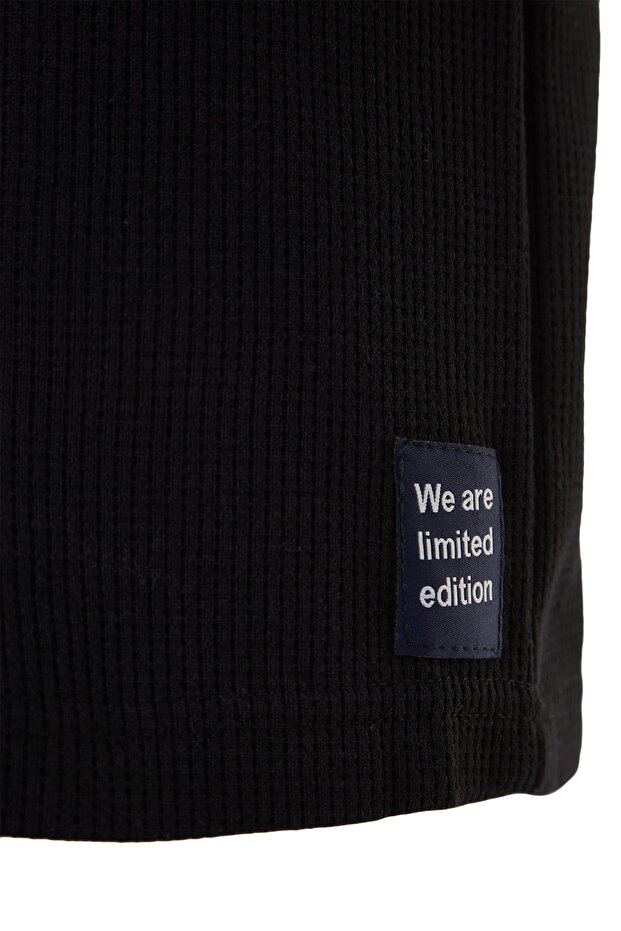 Siyah Oversize/Geniş Kesim Kısa Kol Cepli Etiket Detaylı T-Shirt TMNSS23TS00077 - 8