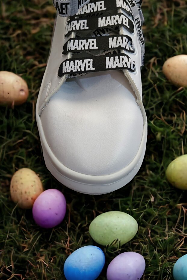 زوج من أربطة حذاء Marvel الرياضي