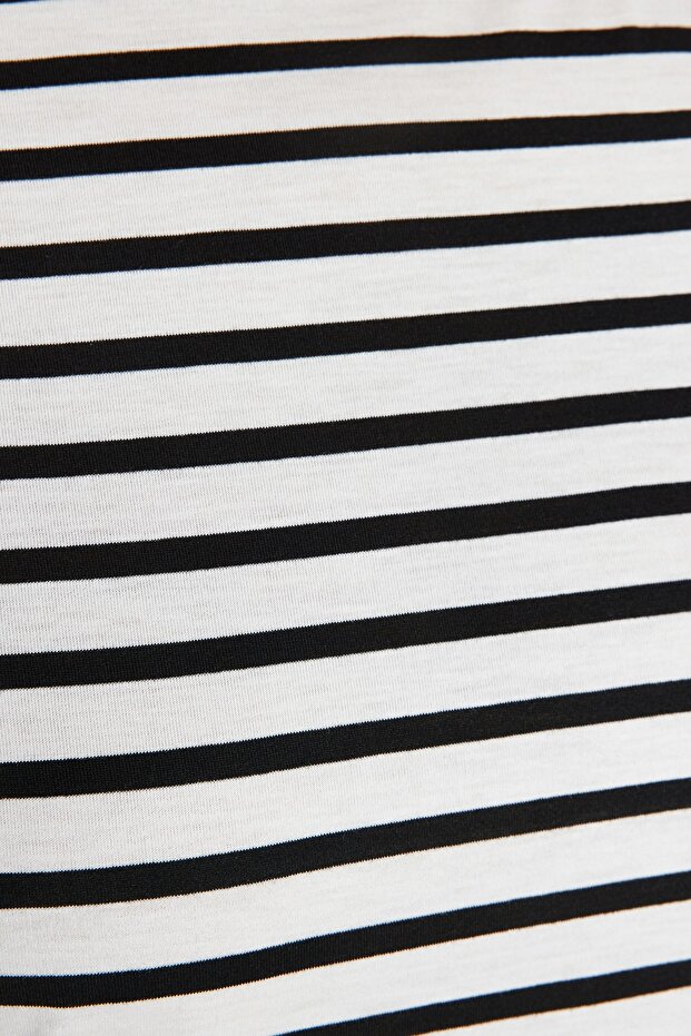 Siyah-Beyaz Çizgili Kayık Yaka Örme T-shirt TBBSS23BF00018 - 5