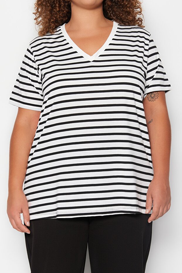 Siyah-Beyaz Çizgili V -Yaka Örme T-shirt TBBSS23BF00016 - 3