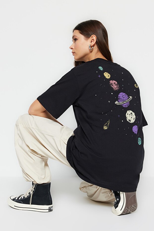 Siyah %100 Pamuk Ön ve Arka Galaksi Baskılı Boyfriend Fit Bisiklet Yaka Örme T-Shirt TWOSS23TS00257