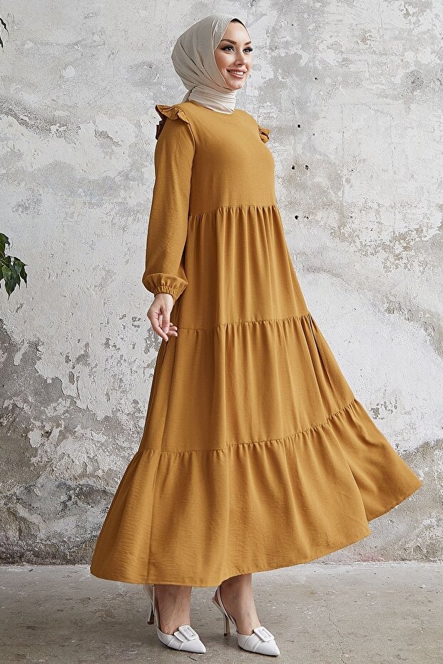 Neya Freizeitkleid mit Rüschenschultern – Kamel - 4