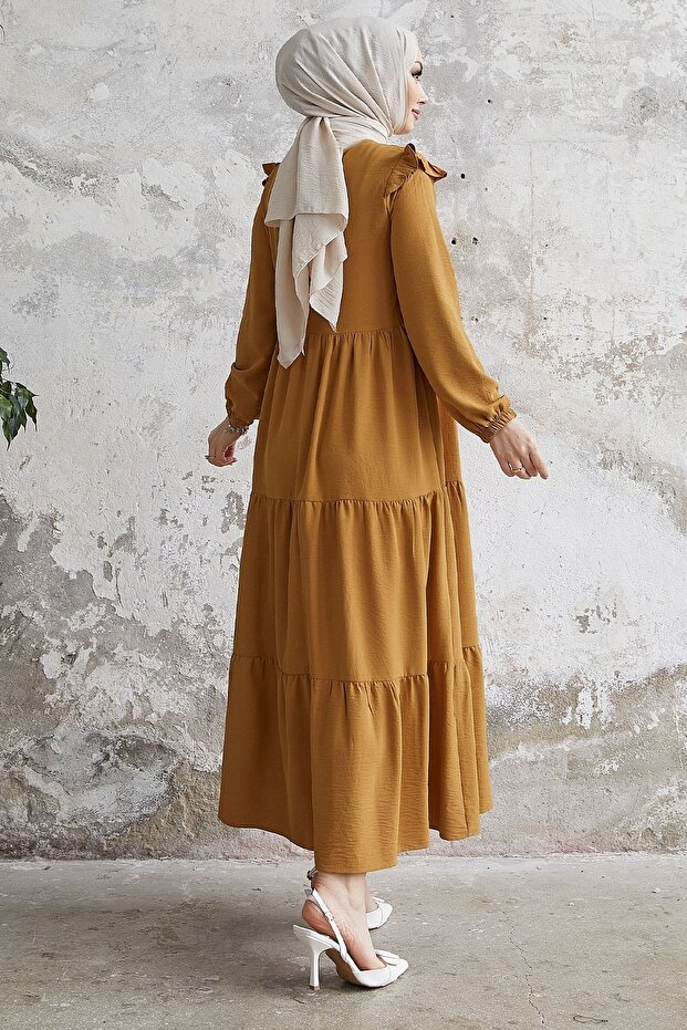Neya Freizeitkleid mit Rüschenschultern – Kamel - 5