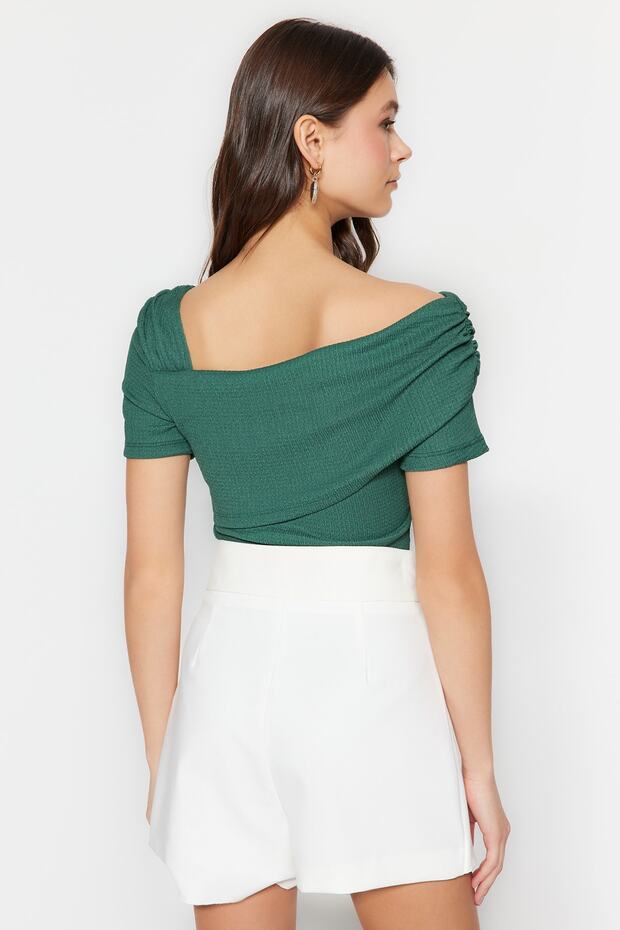 Zümrüt Yeşili Asimetrik Yakalı Fitted/Vücuda Oturan Çıtçıtlı Örme Body TWOSS23BD00060 - 6