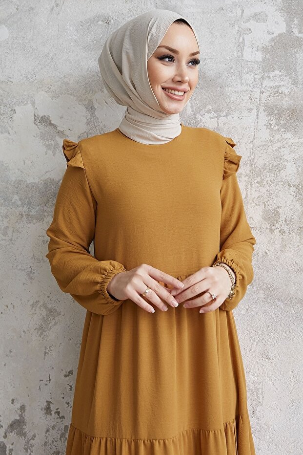 Neya Freizeitkleid mit Rüschenschultern – Kamel - 3