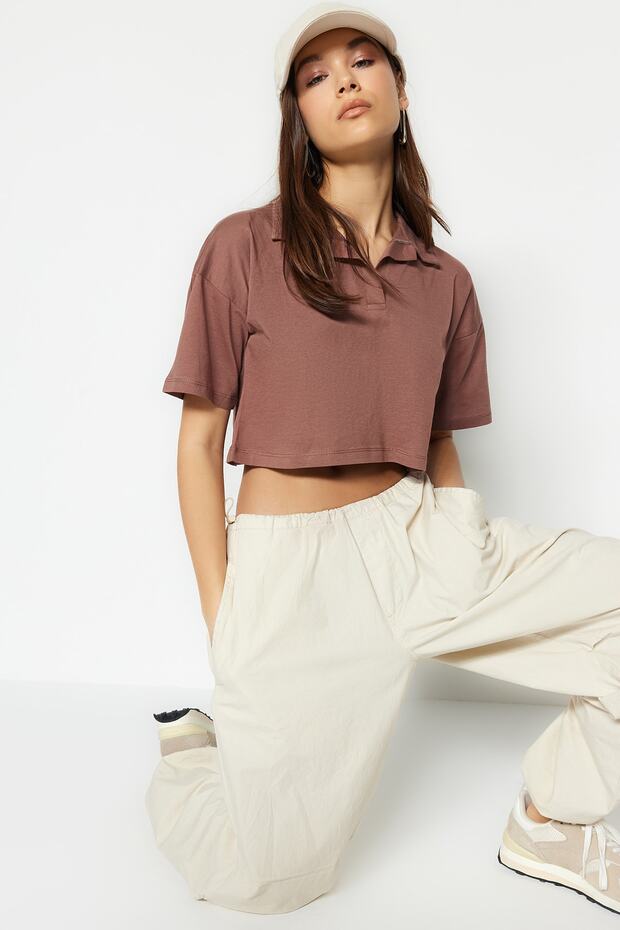 Kahverengi %100 Kalın Pamuklu Crop Polo Yaka Örme T-Shirt TWOSS22TS0241 - 1