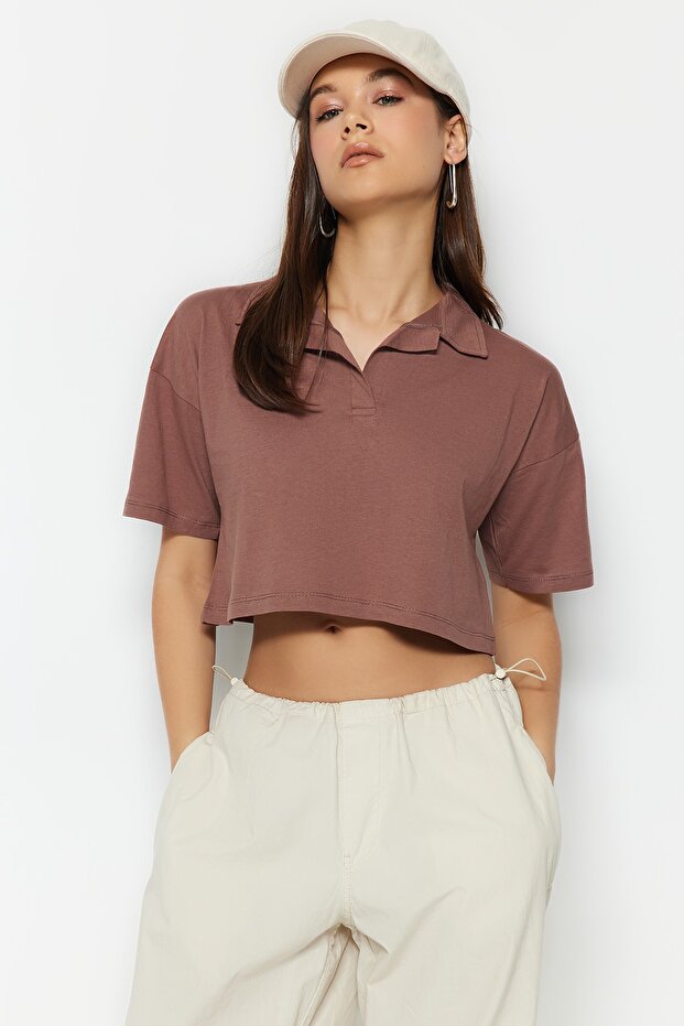 Kahverengi %100 Kalın Pamuklu Crop Polo Yaka Örme T-Shirt TWOSS22TS0241 - 2