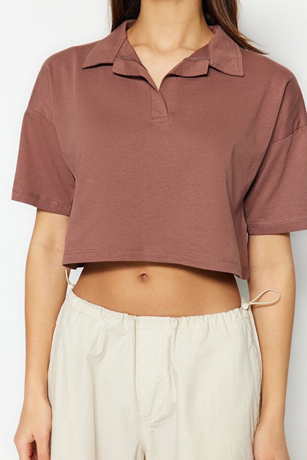Kahverengi %100 Kalın Pamuklu Crop Polo Yaka Örme T-Shirt TWOSS22TS0241 - 4