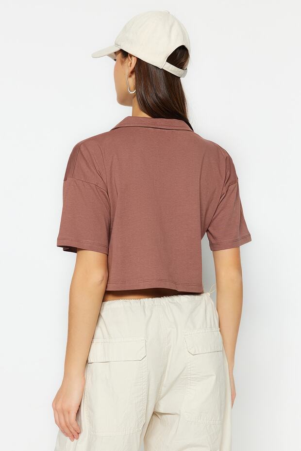 Kahverengi %100 Kalın Pamuklu Crop Polo Yaka Örme T-Shirt TWOSS22TS0241 - 6