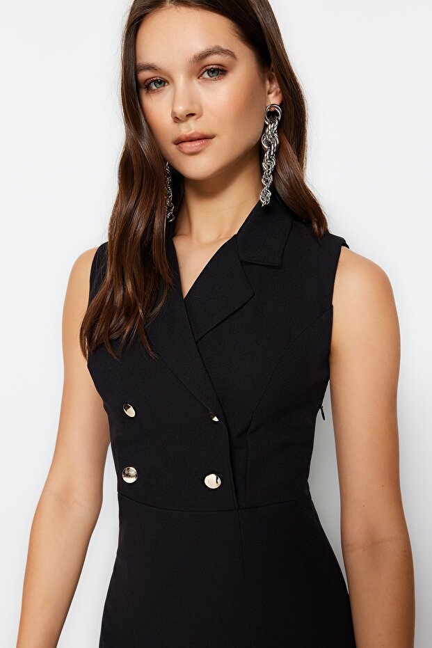 Czarna sukienka midi z ołówkową spódnicą - guziki i rozcięcie, tkana - TWOSS23EL02256 - 3