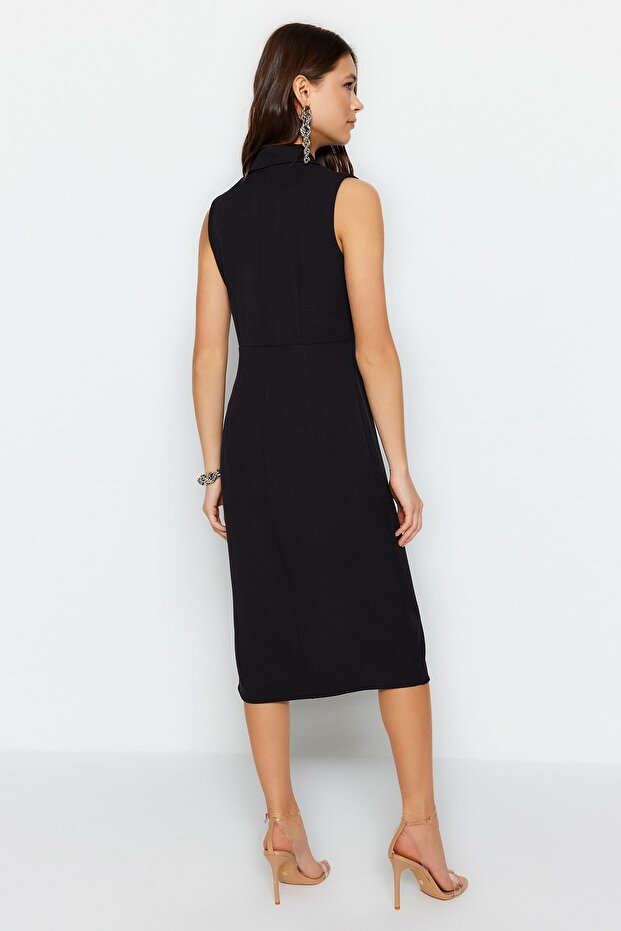 Czarna sukienka midi z ołówkową spódnicą - guziki i rozcięcie, tkana - TWOSS23EL02256 - 6
