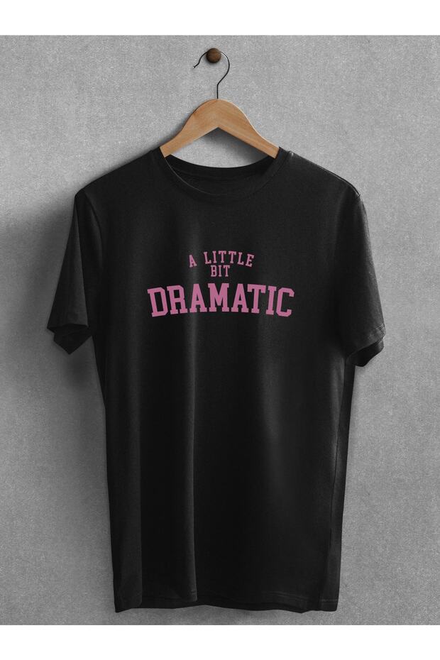 - تي شيرت مطبوع كبير الحجم للجنسين مطبوع عليه A Little Bit Dramatic