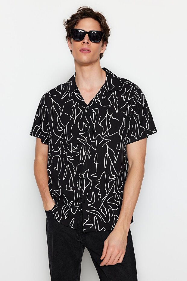Siyah Regular Fit Apaş Yaka Kısa Kol Dökümlü Geometrik Yazlık Gömlek TMNSS20GO0577 - 2