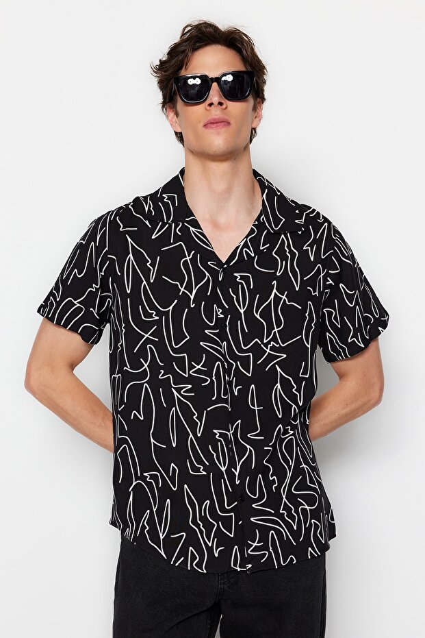 Siyah Regular Fit Apaş Yaka Kısa Kol Dökümlü Geometrik Yazlık Gömlek TMNSS20GO0577 - 1