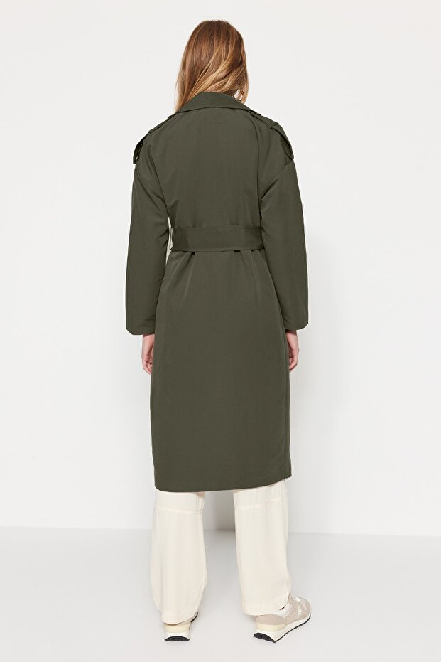 Khakifarbener, weit geschnittener, übergroßer Trenchcoat mit Gürtel und Schulterklappendetail TWOSS20TR0007 - 5