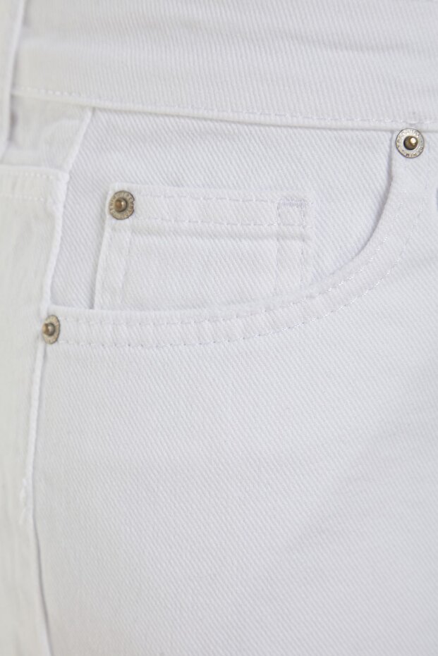 Beyaz Yırtıklı Normal Bel Mini Denim Şort TWOSS23SR00154 - 12