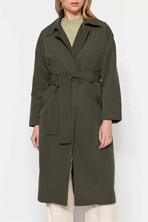 Khakifarbener, weit geschnittener, übergroßer Trenchcoat mit Gürtel und Schulterklappendetail TWOSS20TR0007 - 3