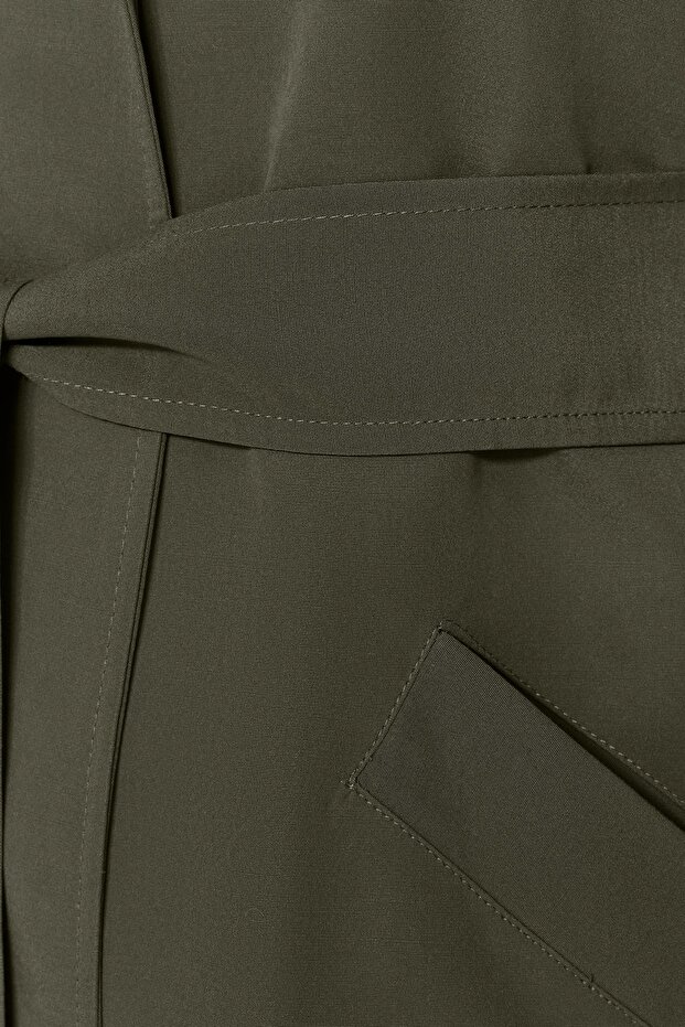 Khakifarbener, weit geschnittener, übergroßer Trenchcoat mit Gürtel und Schulterklappendetail TWOSS20TR0007 - 6