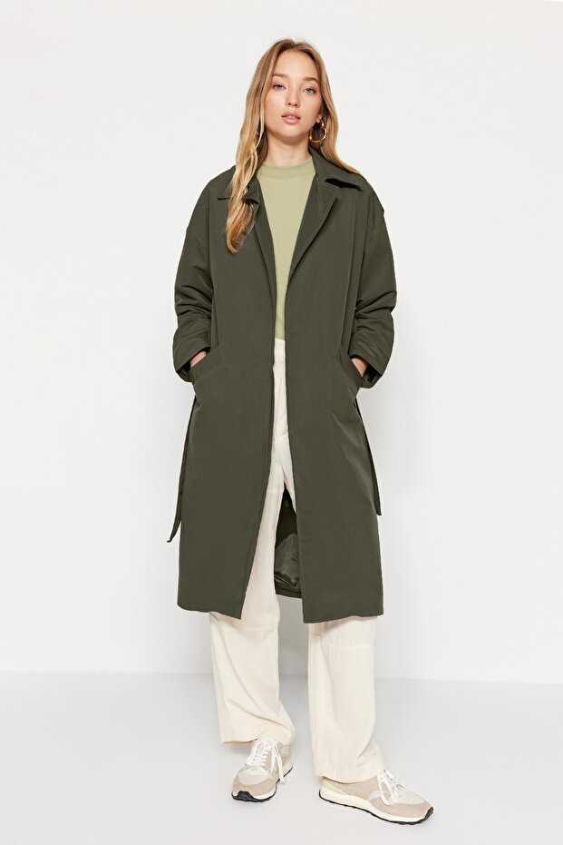 Khakifarbener, weit geschnittener, übergroßer Trenchcoat mit Gürtel und Schulterklappendetail TWOSS20TR0007 - 2