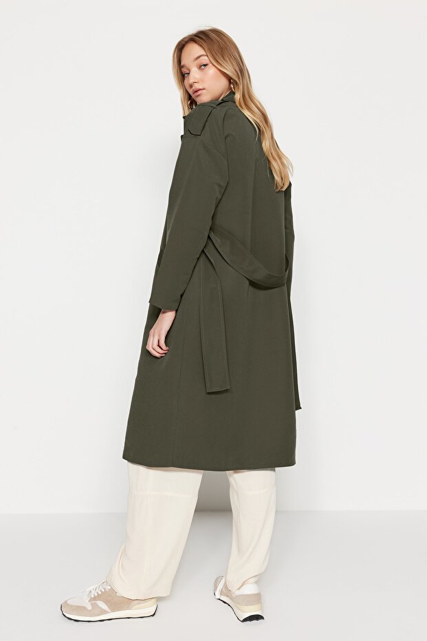 Khakifarbener, weit geschnittener, übergroßer Trenchcoat mit Gürtel und Schulterklappendetail TWOSS20TR0007 - 4